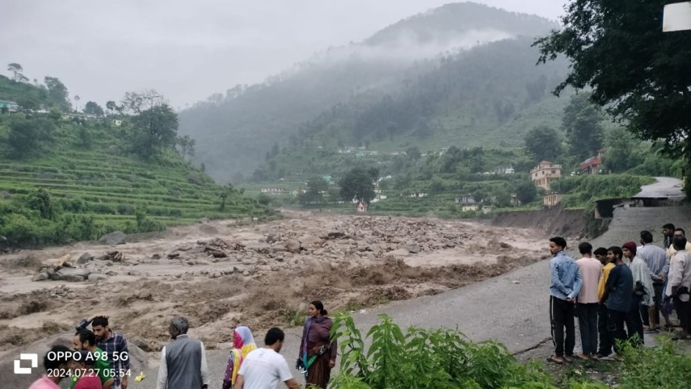 आसमान से बरसी आफत, मलबे में दबी दो जिंदगियां, चार मकान ढहे