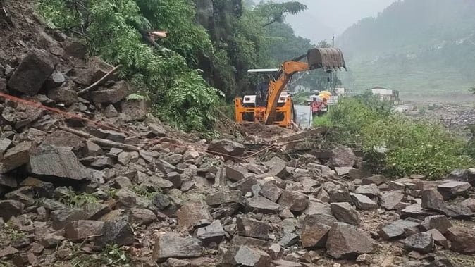 भारी बारिश का कहर, गंगोत्री हाईवे बंद, यहां फंसे वाहन