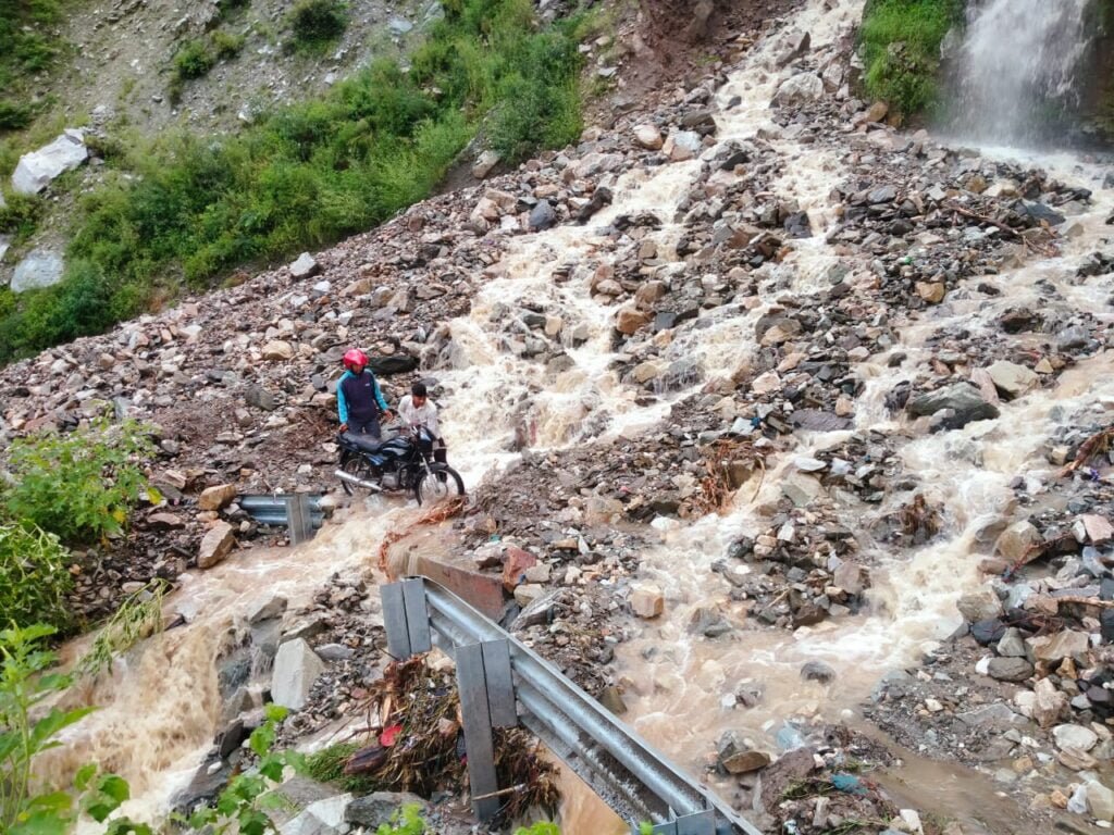 भारी बारिश का कहर जारी 